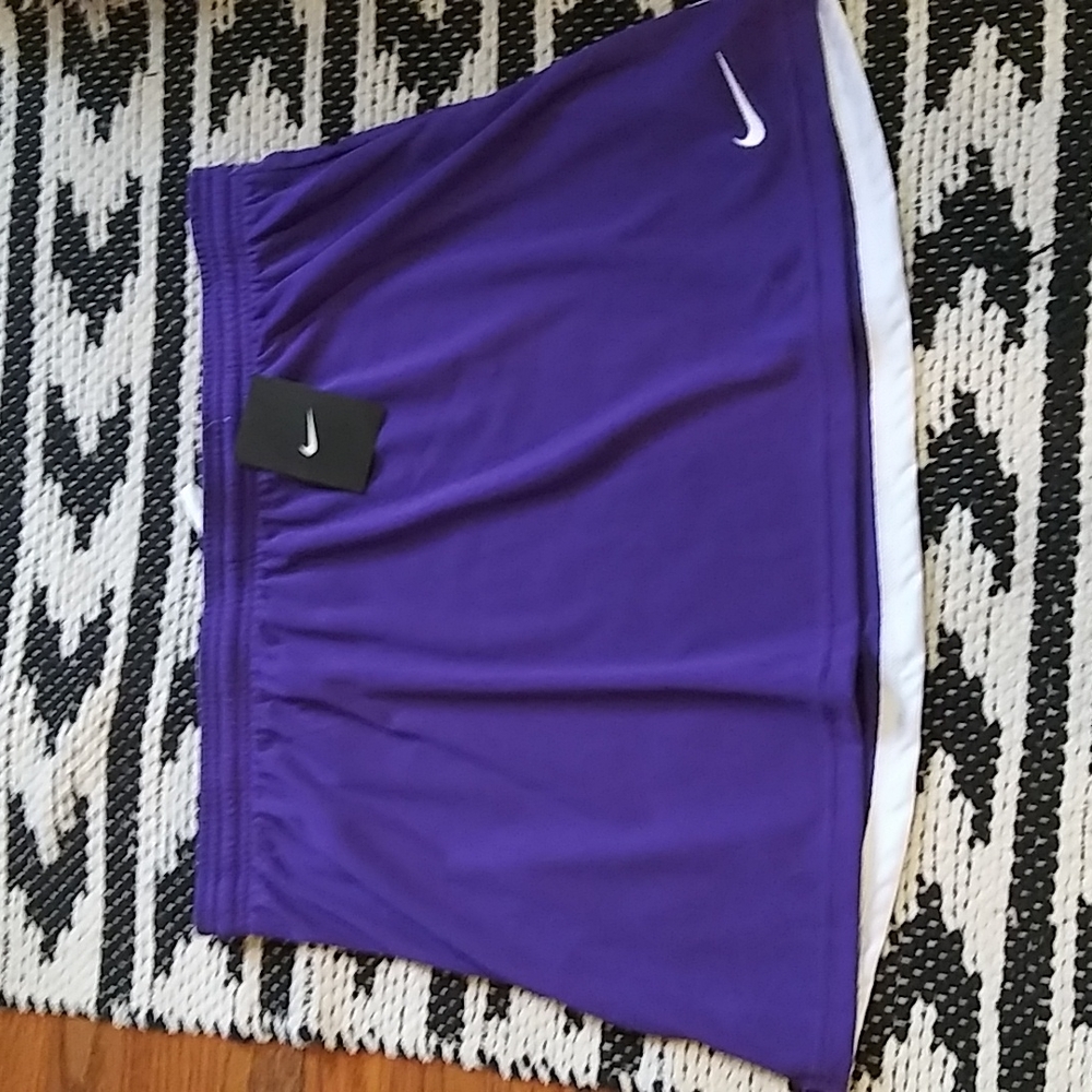 NWT. Nike active skirt.
